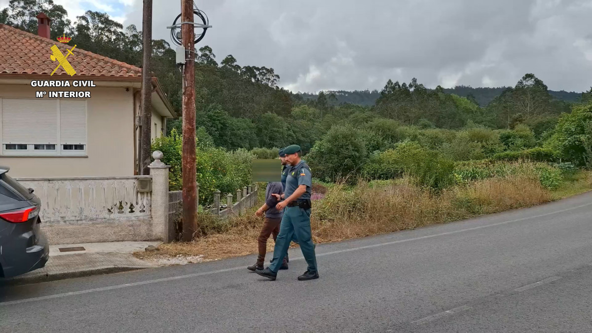 Detención en Carballo (A Coruña) de la presunta autora de 11 incendios forestales.
