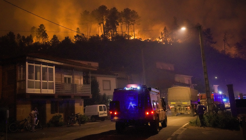 Varios camiones militares tratan de extinguir un fuego, a 17 de agosto de 2025, en Retorta, Laza, Ourense, Galicia (España).
