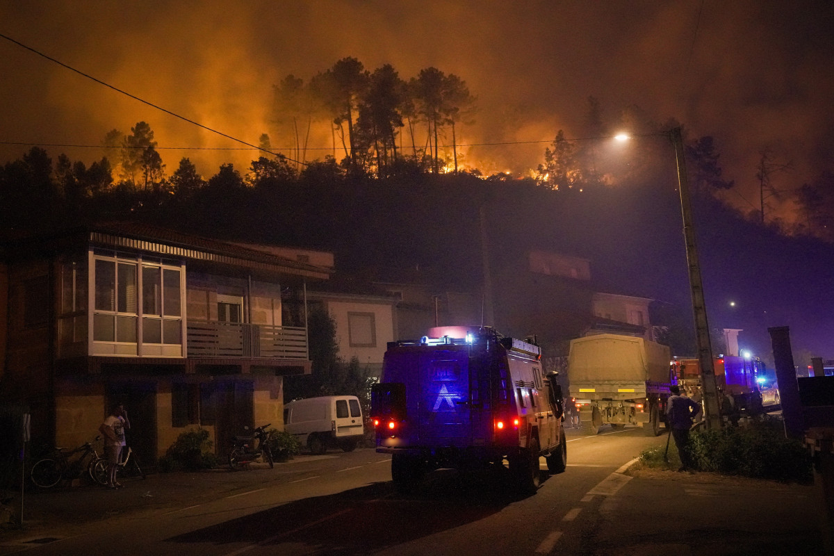 Varios camiones militares tratan de extinguir un fuego, a 17 de agosto de 2025, en Retorta, Laza, Ourense, Galicia (España).