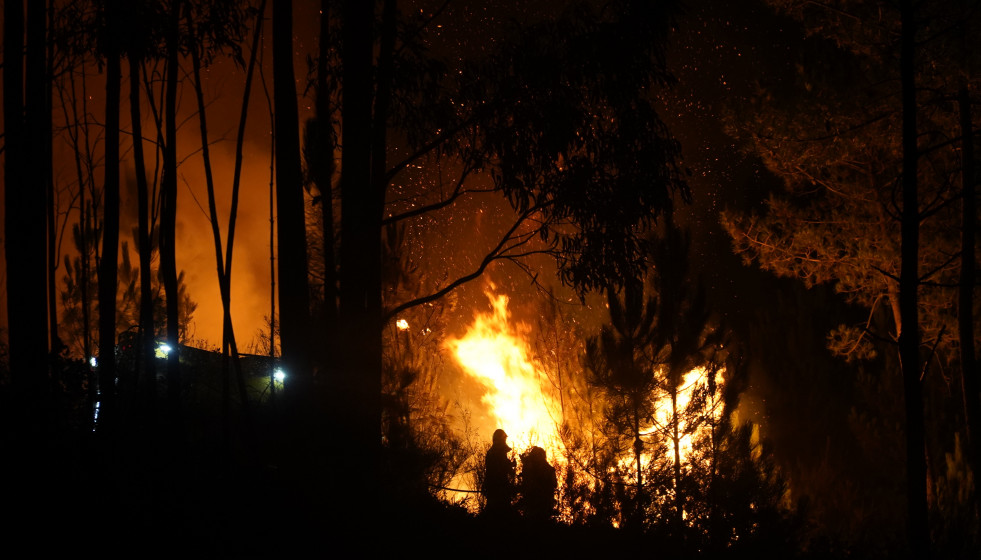 Vista del fuego en el Miradoiro do Alto da Picota, a 22 de agosto de 2025, en Os Peares, Ourense, Galicia (España).