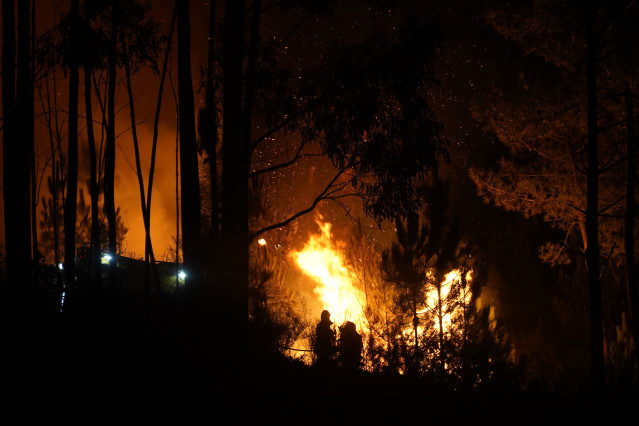 Vista del fuego en el Miradoiro do Alto da Picota, a 22 de agosto de 2025, en Os Peares, Ourense, Galicia (España).