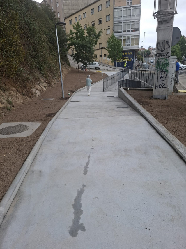 Paso inferior bajo la SC-20 de la senda peatonal y ciclista que conecta la Intermodal de Santiago y San Caetano.