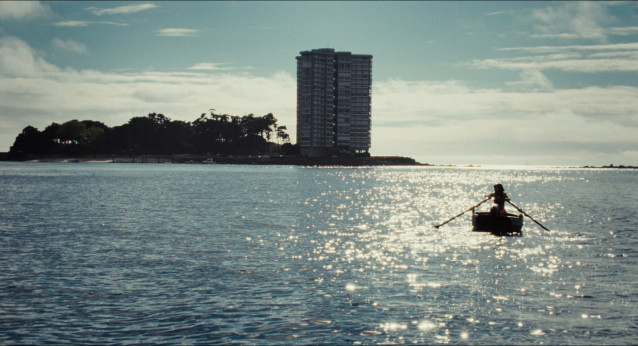 Fotograma de 'Romería', de Carla Simón, en el que se aprecia en el fondo la isla de Toralla, en Vigo.