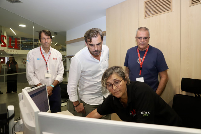 El conselleiro de Presidencia, Xustiza e Deportes, Diego Calvo, durante su visita al Centro Integrado de Atención a las Emergencias de A Estrada.