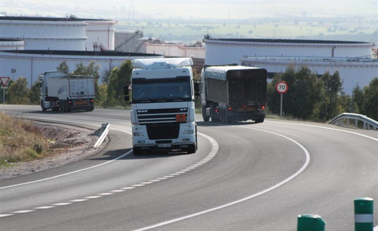 ​Varias autonomías pretenden obligar a los camiones a circular por las autopistas