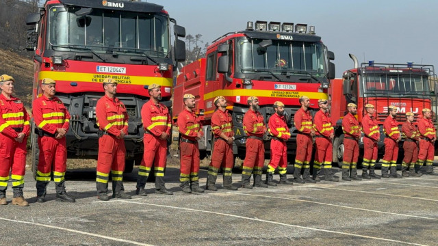 La ministra de Defensa, Margarita Robles, durante su visita a los efectivos de la Unidad Militar de Emergencias, a 16 de agosto de 2025, en Ourense, Galicia (España).