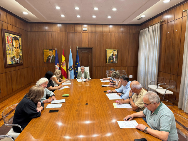 El presindete de la Diputación de Ourense Luis Menor preside la reunión semanal de la junta de Gobierno local en Ourense