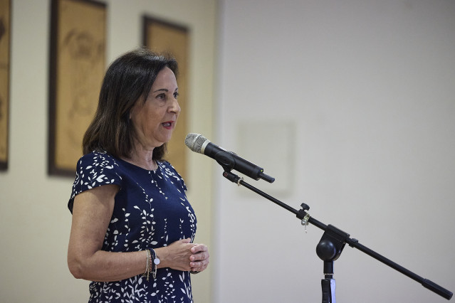 La ministra de Defensa, Margarita Robles, interviene ante los medios.