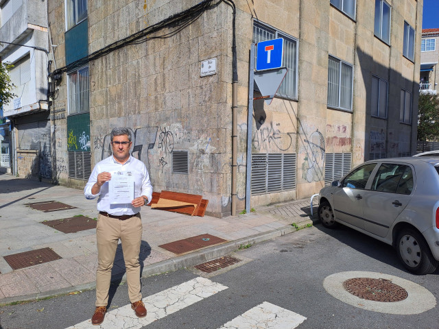 El portavoz del PP de Vigo, Miguel Martín, ante el edificio que albergará la biblioteca de Teis.