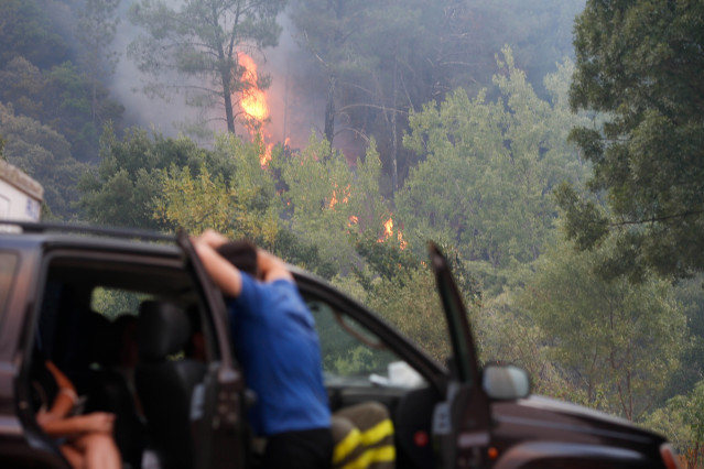 A Pobra de Brollón, Lugo. Incendio declarado esta tarde junto al núcleo de Golmar y para el que se ha activado el nivel 2 de peligrosidad por cercanía a la población
