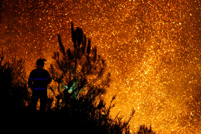 Un vecino ve el avance del fuego, a 25 de agosto de 2025, en A Pobra de Brollón, Lugo, Galicia (España).