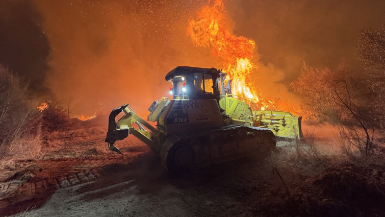 Siguen activos los incendios de Avión, Valdeorras y A Pobra do Brollón, donde el fuego está próximo a las casas