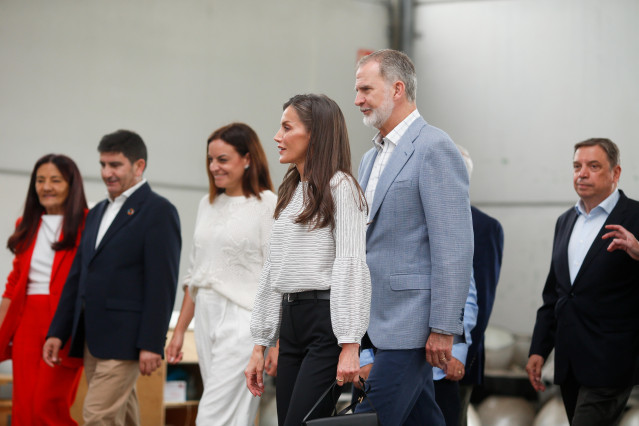 Archivo - Los Reyes Felipe VI (2d) y Letizia (4i), visitan el concello de Burela, a 17 de junio de 2025, en Burela, Lugo, Galicia (España).