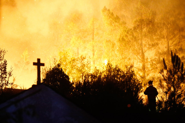 Un vecino ve el avance del fuego.