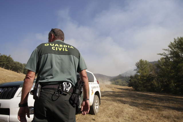 Efectivos da Garda Civil durante os labores de extinción do incendio de Garaño, a 25 de agosto de 2025, en Garaño, León (España).