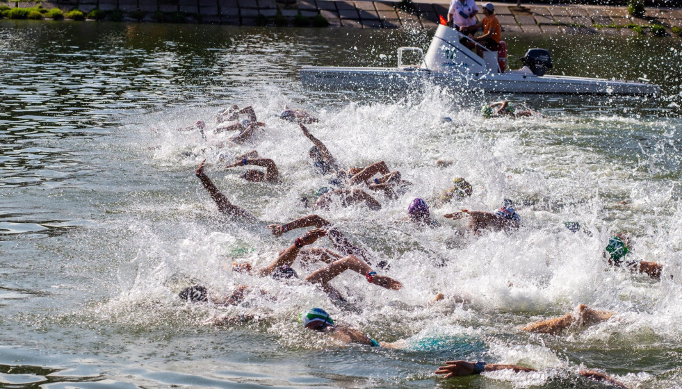 Archivo - Nadadores en el XXV Campeonato de España de Aguas Abiertas.
