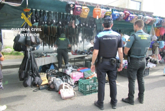 Operativo conjunto de Guardia Civil y Policía Local de Sanxenxo contra la venta de productos falsificados en el mercadillo de Portonovo.
