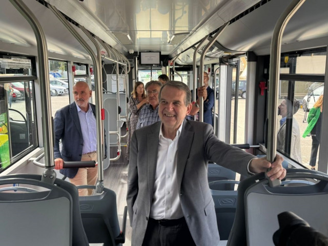 El alcalde de Vigo, Abel Caballero, en la presentación de cinco nuevos autobuses para el servicio de transporte urbano colectivo, a 26 de agosto de 2025.