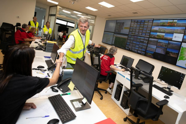 Rueda, durante la viista al centro de coordinación operativa integrada (Cecopi) por los incendios.