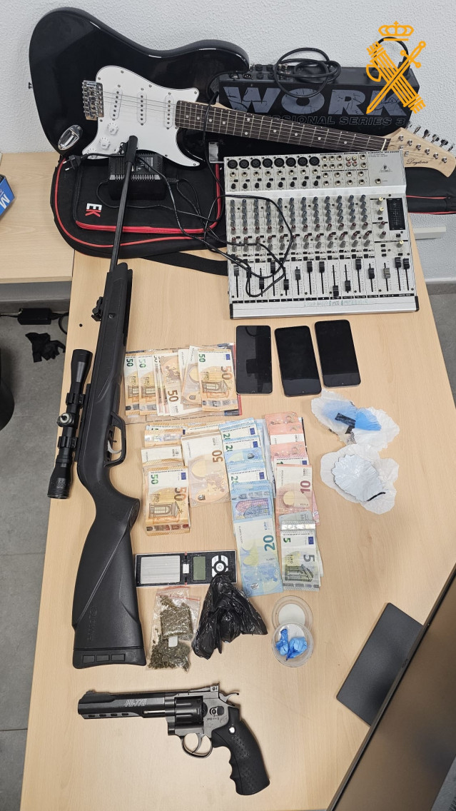 La Guardia Civil detiene en Ribadeo a un vecino como supuesto autor de un delito de tráfico de drogas.