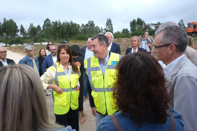 La conselleira de Vivienda y Planificación de Infraestructuras, María Martínez Allegue, y el conselleiro de Educación, Ciencia, Universidades y Formación Profesional, Román Rodríguez