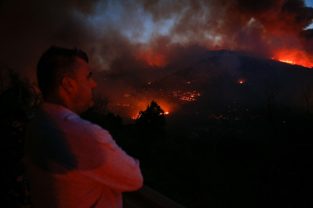 Vecinos ven el avance del fuego, a 25 de agosto de 2025, en A Pobra de Brollón, Lugo, Galicia (España).
