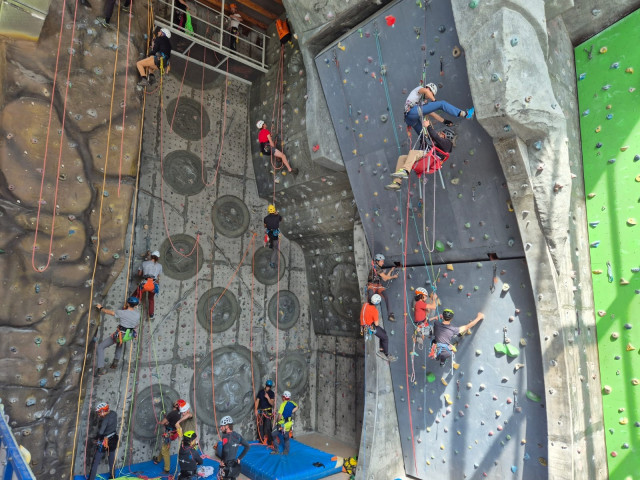 Varias personas realizando actividades de escalada