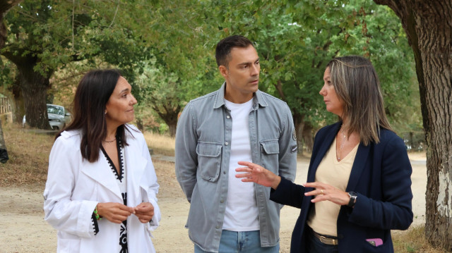 La secretaria de Organización del PSdeG, Lara Méndez; la portavoz de Política Forestal, Carmen Rodríguez Dacosta; y el alcalde de Láncara en funciones, Pablo Rivera.