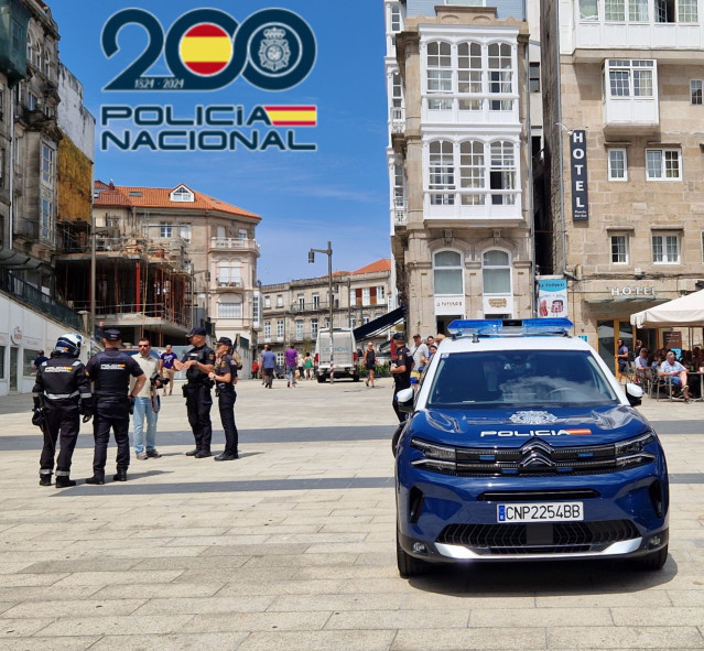 Una dotación de la Policía Nacional en el centro de Vigo.