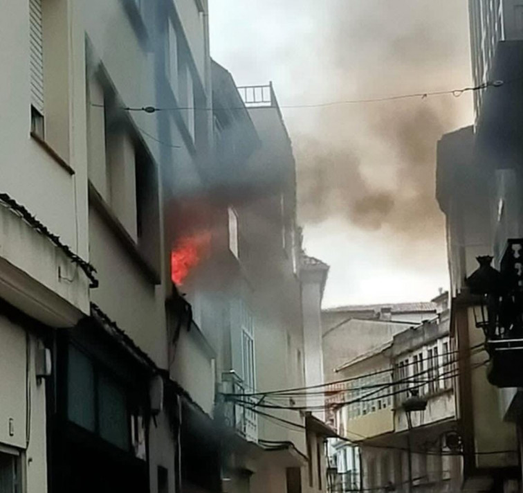 (VÍDEOS) Incendio en una vivienda en pleno centro de A Pobra do Caramiñal, donde no hay que lamentar heridos