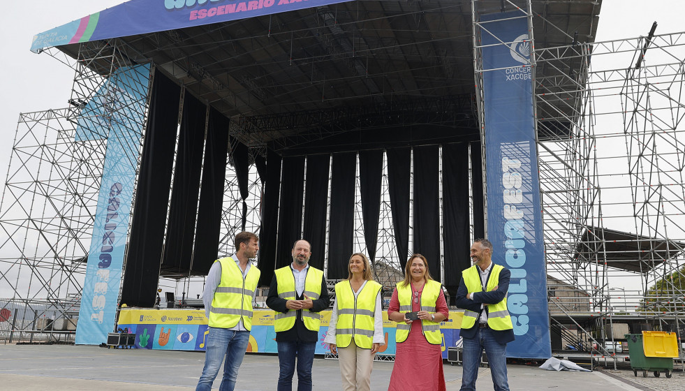 El director de Turismo de Galicia, Xosé Merelles; la delegada de la Xunta en Vigo, Ana Ortiz; y la vicepresidenta de la Diputación, Luisa Sánchez, visitan el montaje del Galicia Fest, en el muelle 