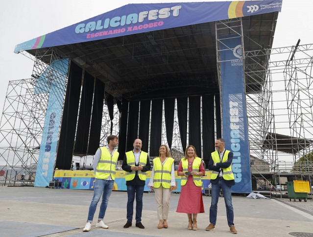 El director de Turismo de Galicia, Xosé Merelles; la delegada de la Xunta en Vigo, Ana Ortiz; y la vicepresidenta de la Diputación, Luisa Sánchez, visitan el montaje del Galicia Fest, en el muelle de Trasatlánticos de la ciudad.