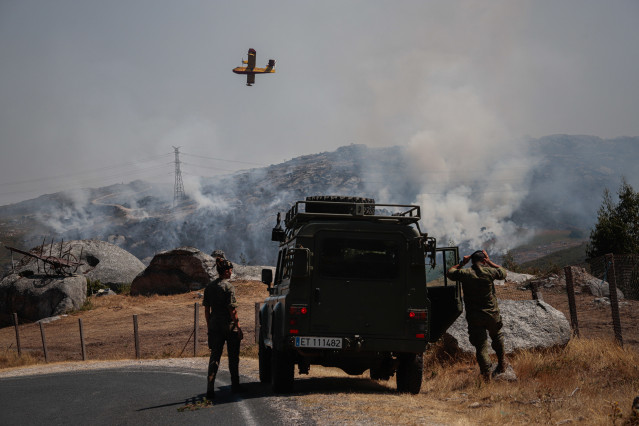 Efectivos aéreos de los bomberos durante las labores de extinción del incendio de Avión, a 25 de agosto de 2025, en Avión, Ourense