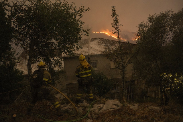 Varios bomberos forestales tratan de extinguir un fuego en la provincia de Ourense, a 17 de agosto de 2025.