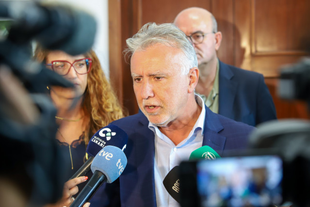 El ministro de Política Territorial y Memoria Democrática, Ángel Víctor Torres, en declaraicones a los medios.