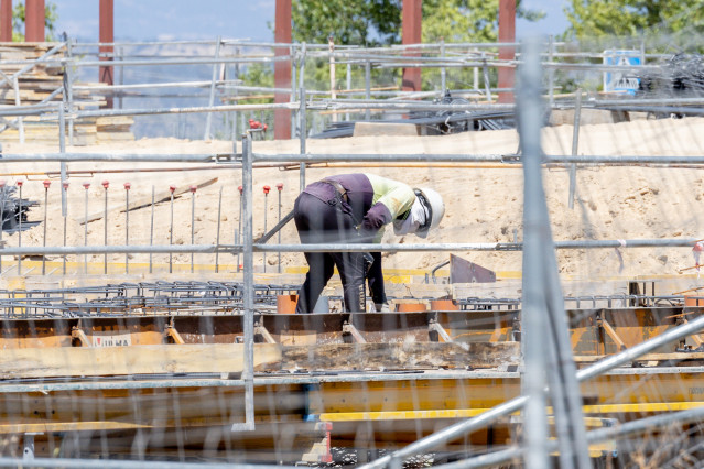 Un obrero trabaja en la construcción de una vivienda nueva.