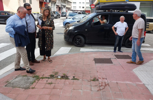 El portavoz del grupo municipal del PP en el Ayuntamiento de A Coruña, Miguel Lorenzo, durante una visita a las calles de la Torre y Orillamar.