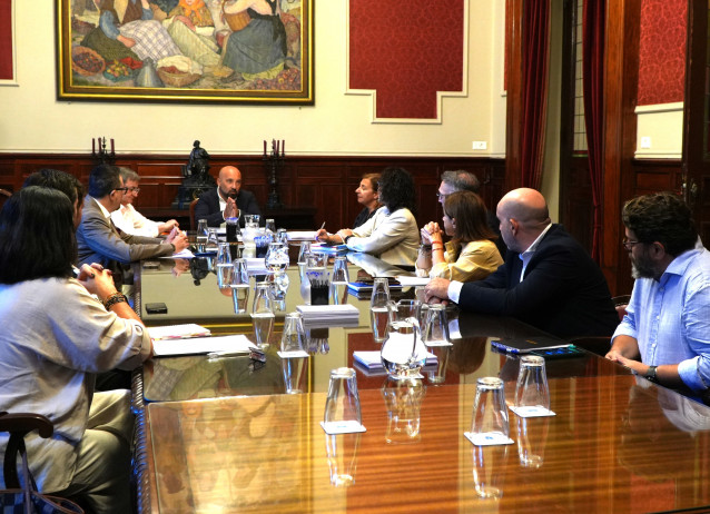 El concejal de Economía y Planificación Estratégica y portavoz del gobierno municipal, José Manuel Lage, durante una reunión con la directiva de la Asociación Empresarial de Hospedaje de A Coruña (Hospeco).