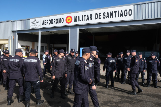 Despiden al contingente de bomberos rumanos, en el Aeródromo militar de Santiago, a 28 de agosto de 2025, en A Coruña