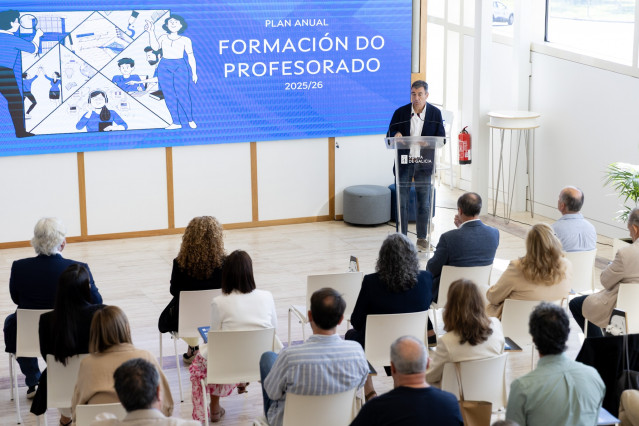 El conselleiro de Educación, Ciencia, Universidades e FP, Román Rodríguez, presenta el Plan anual de formación do profesorado 2025/2026