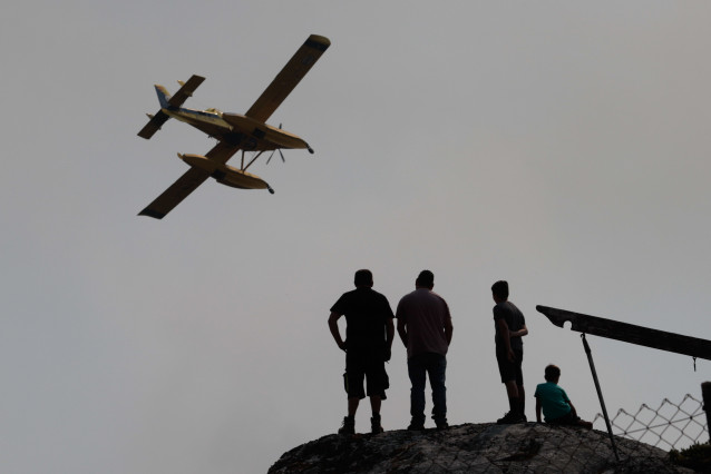 Efectivos aéreos de los bomberos durante las labores de extinción del incendio de Avión, a 25 de agosto de 2025, en Avión, Ourense