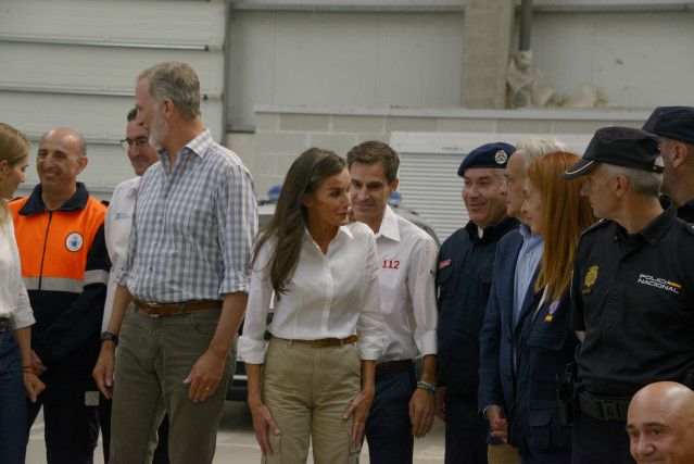 Los Reyes Felipe VI y Letizia saludan a los agentes de los Servicios de Emergencias durante una visita a Ourense, a 28 de agosto de 2025, en Ourense, Galicia (España). Los Reyes de España realizan hoy una visita oficial a distintos puntos de la provincia