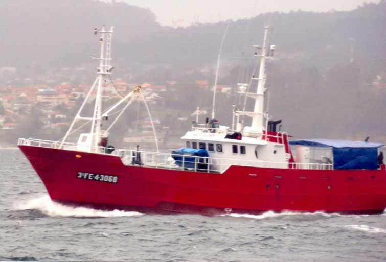 Rescatan a 11 tripulantes del pesquero 'Nuevo Salmón' con base en A Guarda naufragado en las Azores