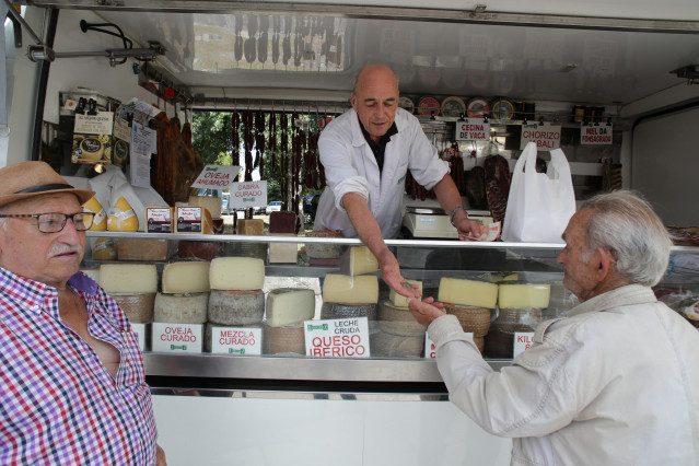 Archivo - Una persona compra alimentos en un mercado en Lugo, Galicia (España).