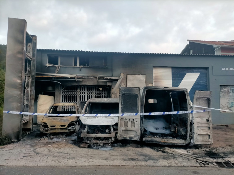 Incendio ante la empresa Alkimak de Marín calcina tres vehículos y obliga a desalojar una vivienda
