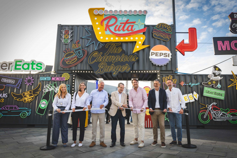 Abel Caballero pega el bocado inaugural en el regreso de The Champions Burger a Vigo