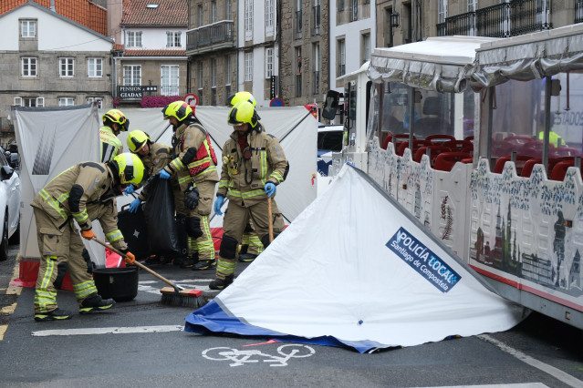 Bomberos en el lugar dónde una mujer ha muerto tras ser atropellada por un tren turístico, a 29 de agosto de 2025, en Santiago de Compostela, A Coruña, Galicia (España).