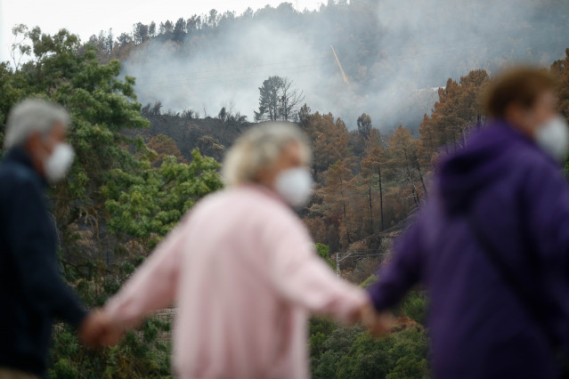 Manifestación De Los Vecinos De Petín Y A Rúa Para Exigir Una Solución Al Vertedero Que Arde De Forma Descontrolada Desde Los Incendios De Hace Más De 2 Semanas