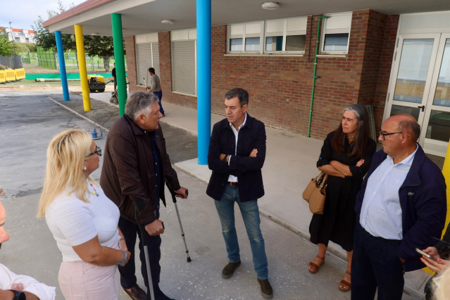 El conselleiro de Educación, Universidades e FP, Román Rodríguez, en su visita a Portonovo, a 30 de agosto de 2025.
