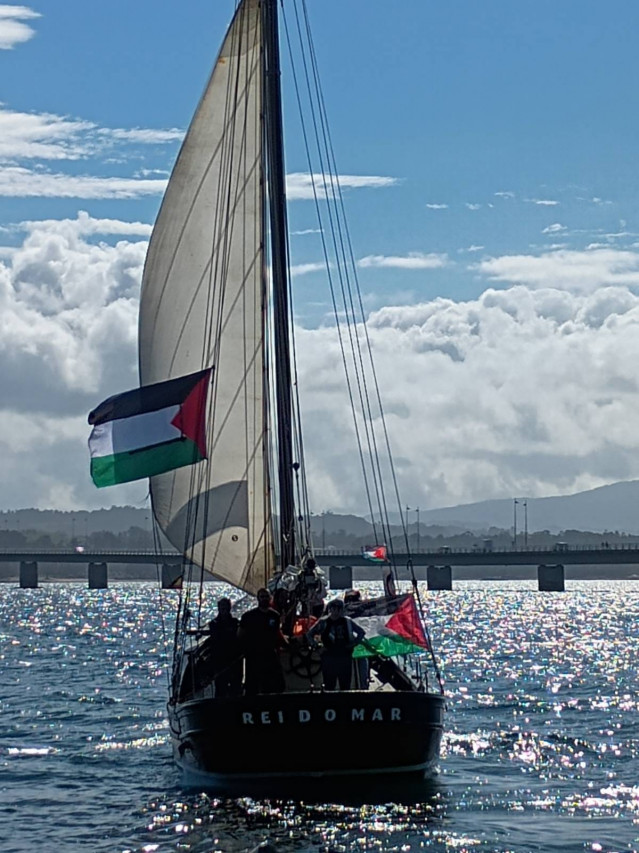 Embarcación en la regata solidaria por Palestina en A Illa de Arousa, a 30 de agosto de 2025.